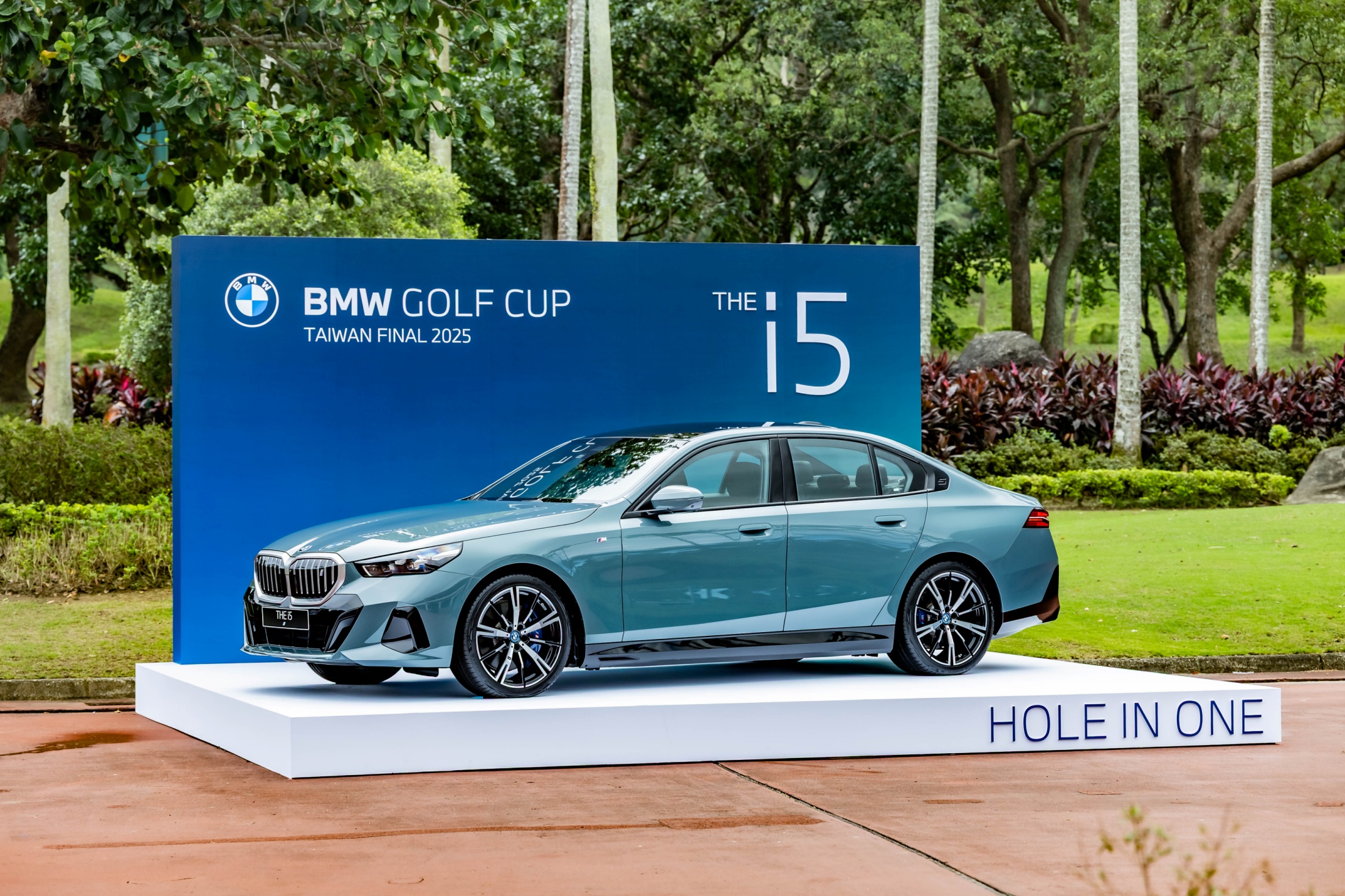 [新聞照片四]BMW總代理汎德提供全新BMW i5 eDrive40 M Sport（價值329萬元）作為一桿進洞的夢幻大獎，為賽事增添更多挑戰與驚喜